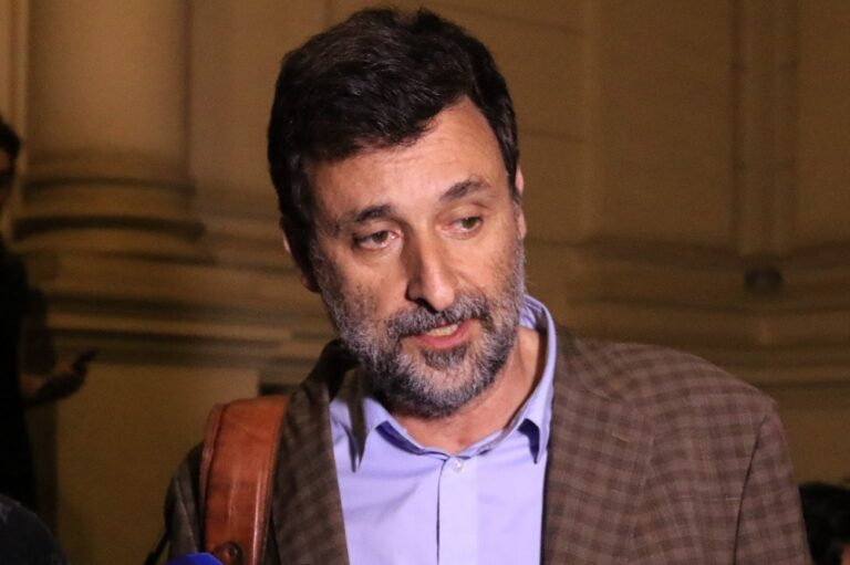 Dejaron bolsas con carbón: Más de 70 ciclistas rayaron sedes de partidos y casa de Cristián Warnken