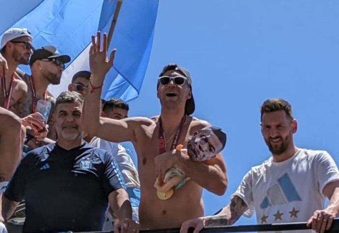 Dibu Martínez volvió a hacer polémica: Apareció en caravana con un muñeco con la cara de Mbappé