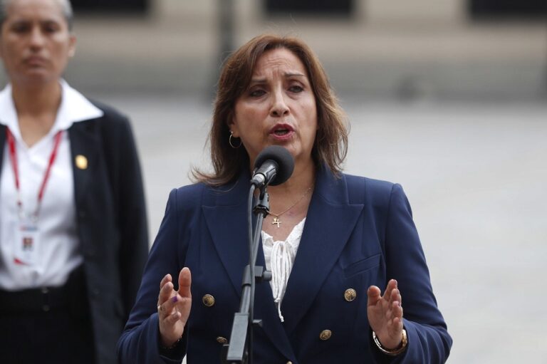 Presidenta de Perú anuncia proyecto de elecciones anticipadas