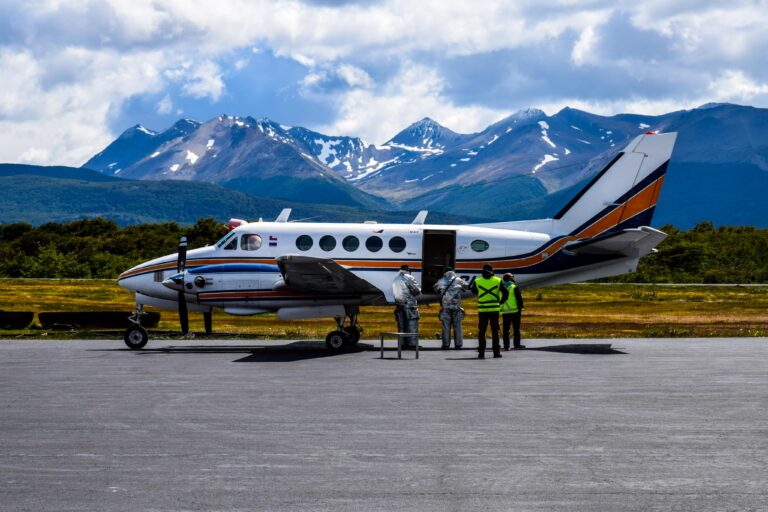 Avión debió aterrizar de emergencia en Puerto Williams: Se desprendió puerta de acceso en pleno vuelo