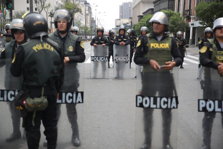 Fuerzas Armadas de Perú dicen que no acatarán 