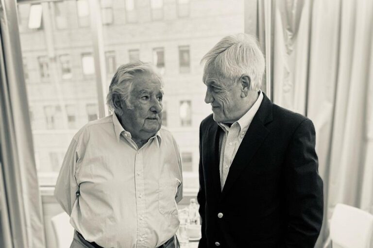José Mujica se reunió con ex presidente Piñera en medio de su paso por Chile