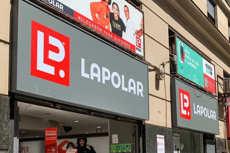 La Polar abre la posibilidad de compensar a consumidores por venta de ropa falsificada de Under Armour