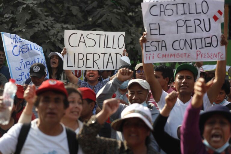 Protestas en Perú dejan 7 muertos, más de 100 policías heridos y 2 canales de TV atacados en 24 horas