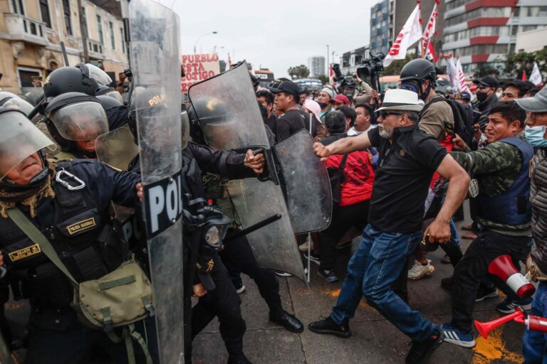 Protestas e incidentes en Perú tras destitución de Castillo: Ex presidente enfrenta cargos por rebelión y conspiración