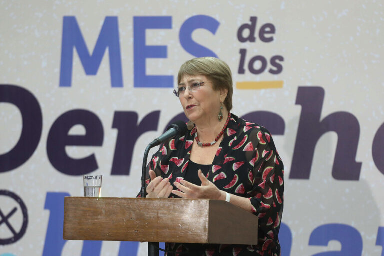 Bachelet llama a dejar los egos de lado en medio del entrampado diálogo constituyente