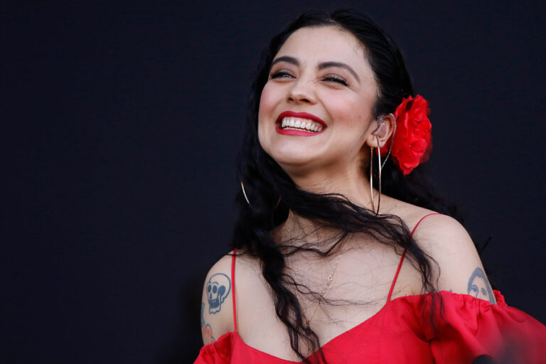 “La abrazamos como una más”: Mon Laferte recibió la nacionalidad mexicana tras 15 años en el país azteca