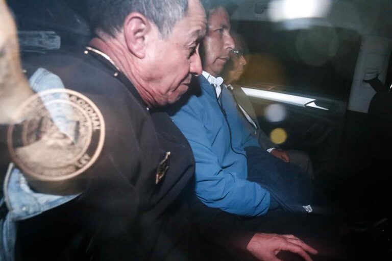 Castillo es trasladado en helicóptero a sede policial donde se encuentra Alberto Fujimori