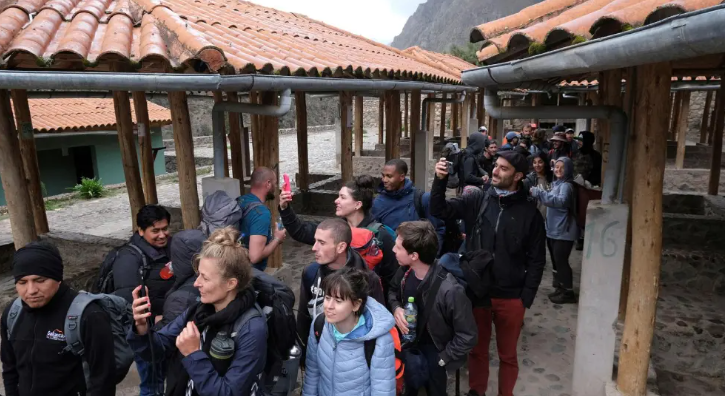 Perú comienza a evacuar a cientos de turistas varados en medio de las protestas