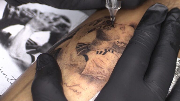 “No damos abasto”: Tiendas en Argentina están sobredemandas para tatuarse el rostro de Messi