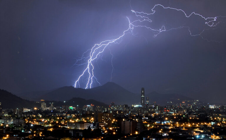 Región Metropolitana: Decretan Alerta Temprana Preventiva para 10 comunas por probables tormentas eléctricas
