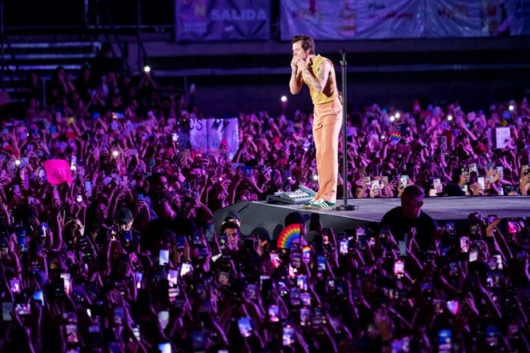 Euforia, homenajes y mucha emoción: Las postales que dejó el concierto de Harry Styles en Chile