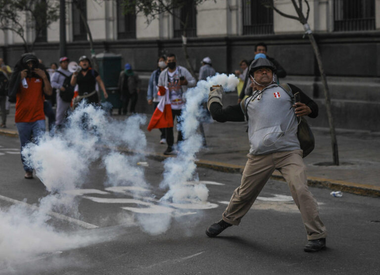 Cierran el aeropuerto de Puno, en el sur de Perú, en medio de protestas