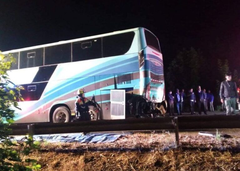 Loncoche: Colisión entre un camión y dos buses deja dos personas lesionadas