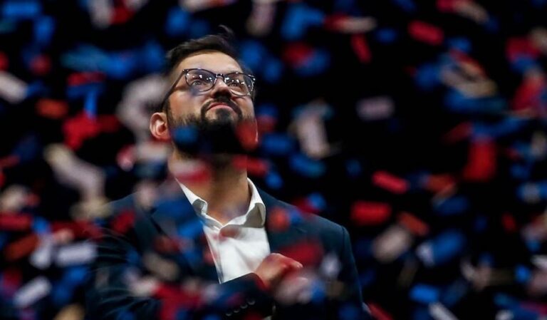 Junto a Zelensky y Bad Bunny: Presidente Boric es incluido en la lista de Bloomberg de las 50 personas de 2022