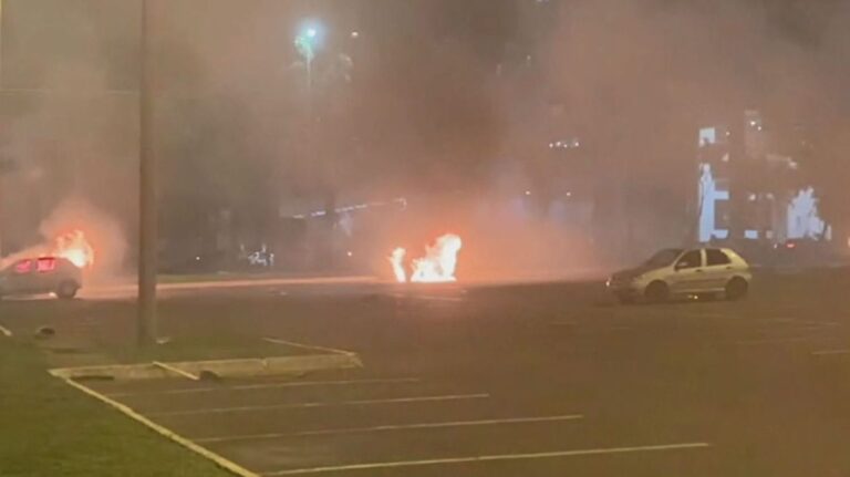 Bolsonaristas incendian vehículos y causan disturbios en Brasilia