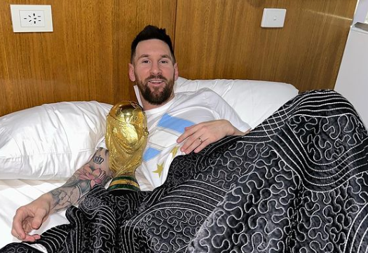 Revolucionó las redes sociales: Leo Messi durmió, despertó y tomó un mate con la Copa del Mundo