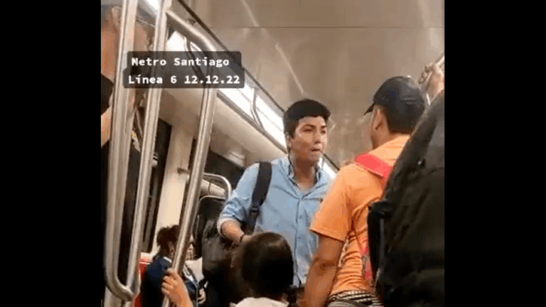 Pasajero increpó duramente a hombre por pedir dinero junto a niña en la Línea 6 del Metro