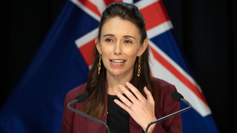 Micrófono capta a Jacinda Ardern llamando 