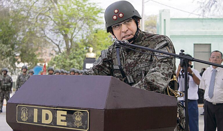 Crisis en Perú: Comandante general del Ejército renunció a su cargo y anunció su retiro de las Fuerzas Armadas