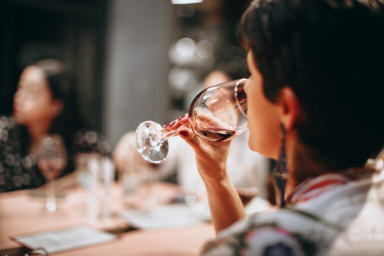 Estudio dice que beber vino desacelera el ritmo de la pérdida de memoria