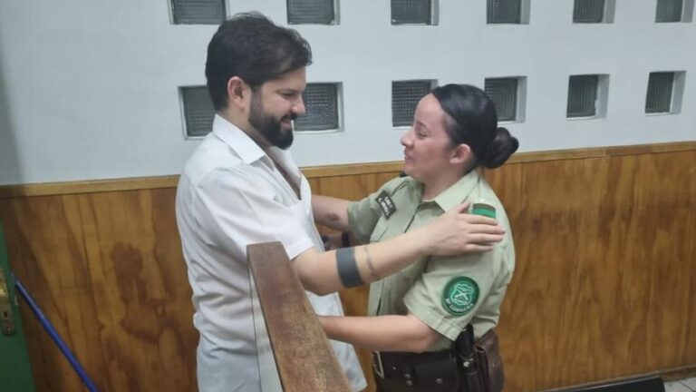 Visitó a funcionarios de Carabineros y a familias en el Hospital San Juan de Dios: Así fue la navidad del Pdte. Boric