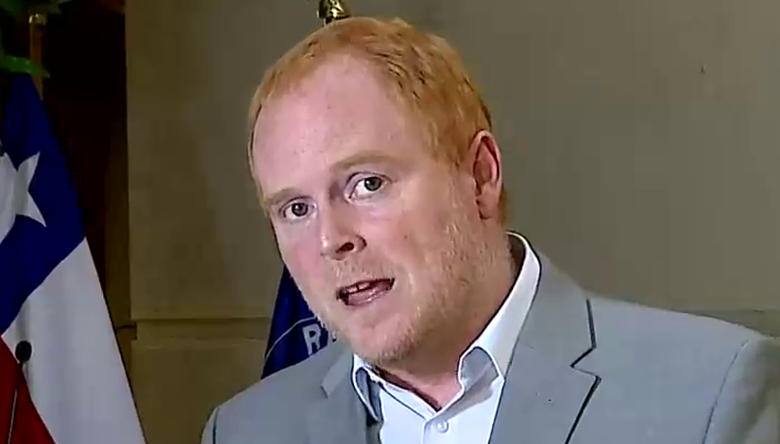 Rojo Edwards por acuerdo constitucional: 