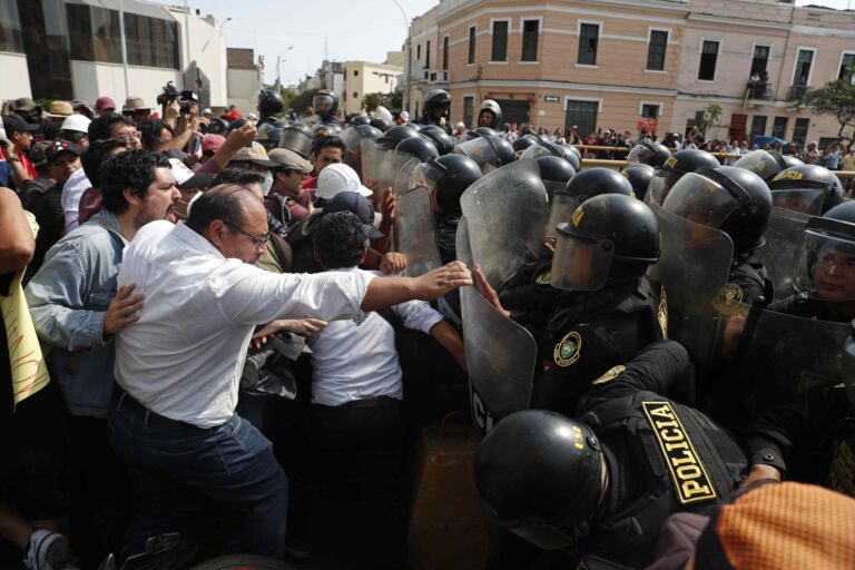 Crisis en Perú: Fiscalía abre investigaciones por 54 muertes en protestas