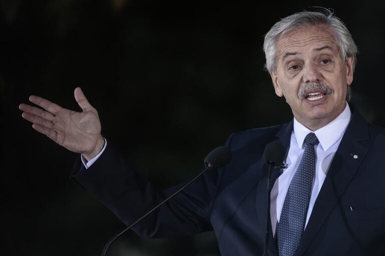 Alberto Fernández acusa a un sector de la derecha latinoamericana de avalar la violencia