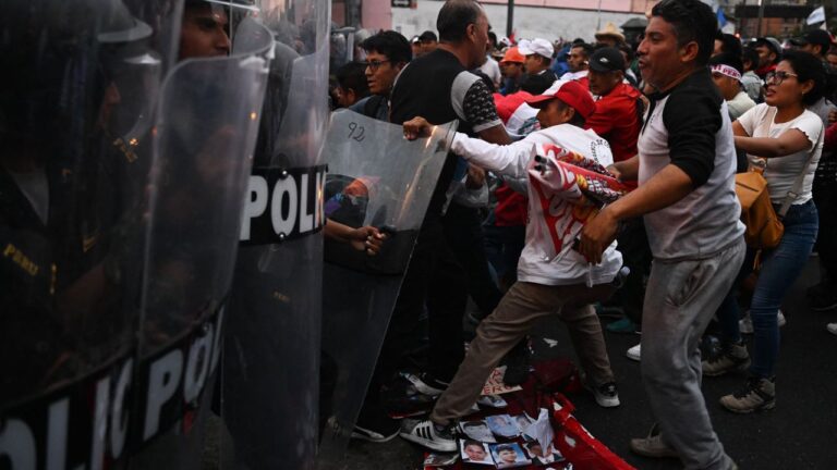 Perú extiende estado de emergencia en medio de protestas y decenas de muertos