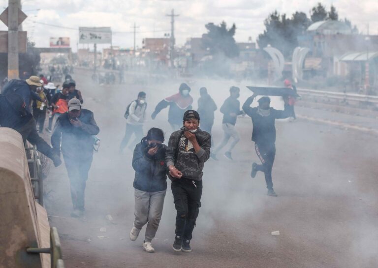 Gobierno peruano declaró toque de queda nocturno tras intensificarse las protestas contra Boluarte