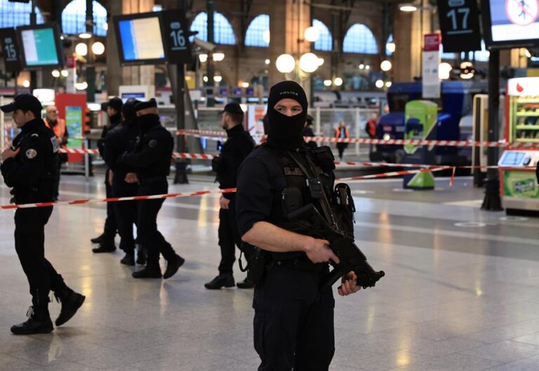 Al menos 6 heridos deja ataque en estación de París: Hombre agredió a pasajeros con un cuchillo