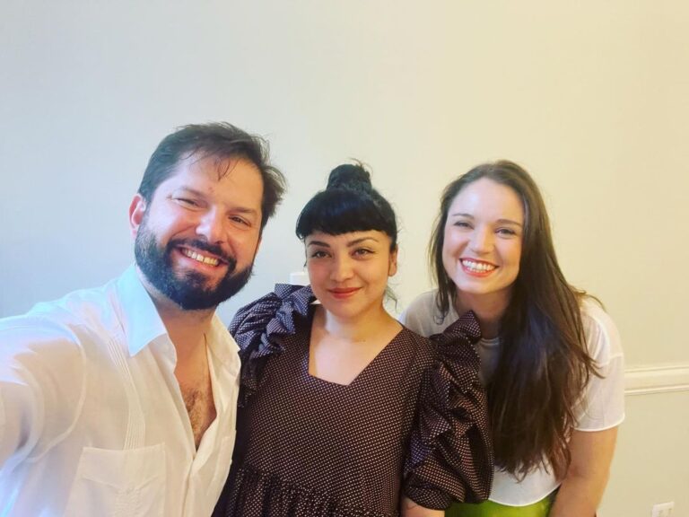 Presidente Boric recibió a Mon Laferte en su casa: 