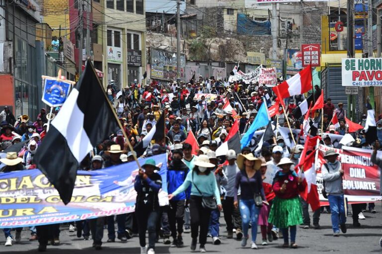 Suben a 60 los muertos en las protestas en Perú, tras una nueva víctima en Puno