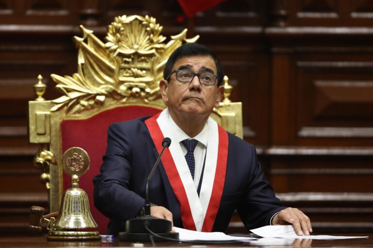 Congreso peruano evalúa adelantar elecciones ante incremento de protestas