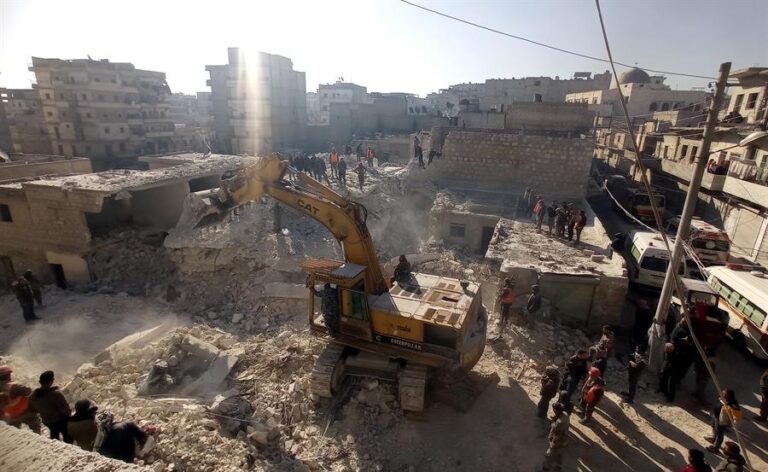 Al menos 16 muertos en el derrumbe de un edificio en el norte de Siria