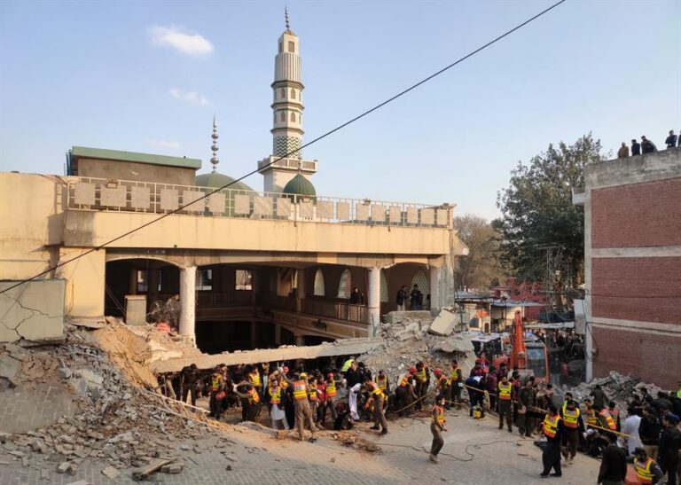 Ataque suicida deja al menos 27 muertos y 140 heridos en una mezquita en Pakistán