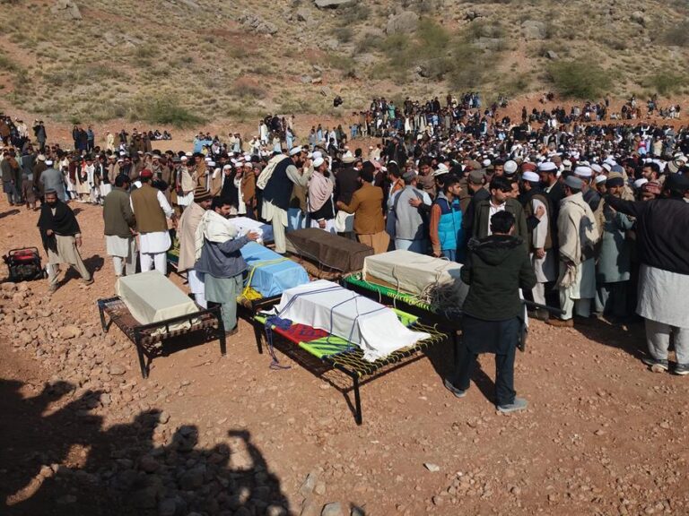 Pakistán: Hundimiento de un barco deja 51 muertos, en su mayoría niños