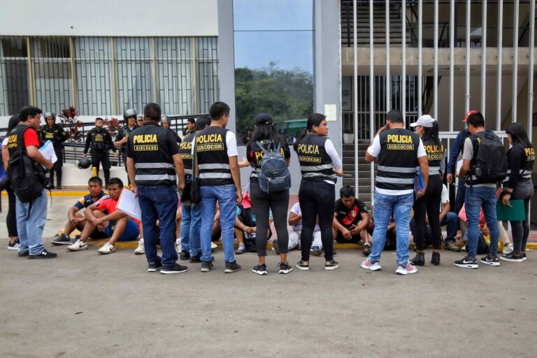 Perú: Detienen a más de 200 personas tras desalojo de universidad en Lima
