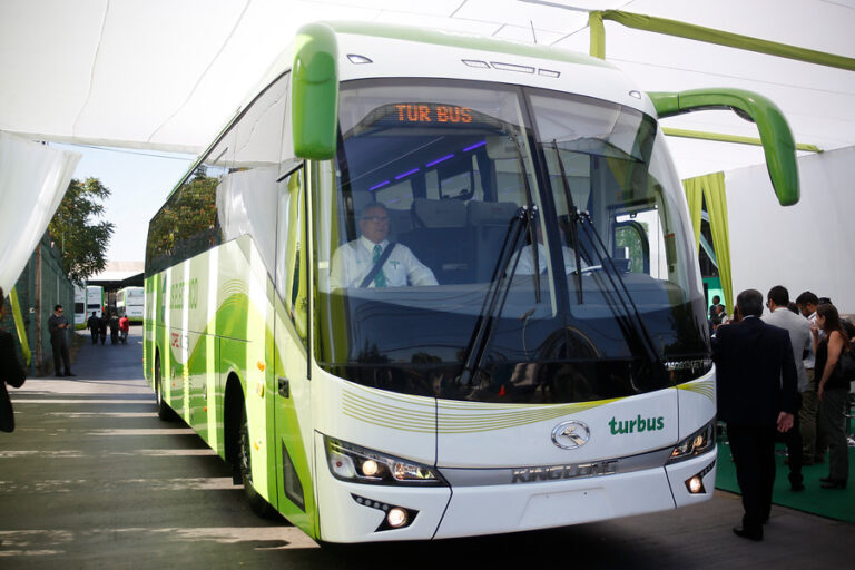 Bus se volcó en Rengo y dejó a 11 personas heridas