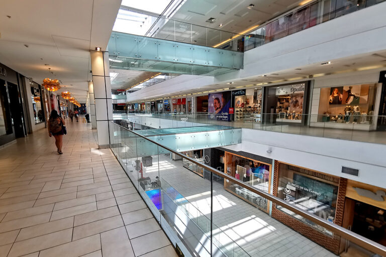 Balacera en Mall Plaza Egaña: Carabinero intentó repeler asalto a tienda e hirió a dos delincuentes