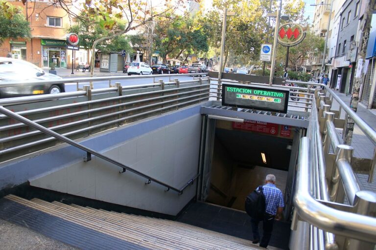 Dos adolescentes fueron apuñaladas en la estación de Metro Tobalaba en presunta riña: Hay dos detenidas