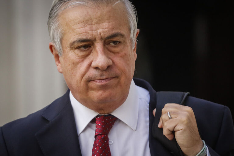 Condenan a cinco manifestantes que atacaron al exministro de Salud, Jaime Mañalich, durante el estallido social