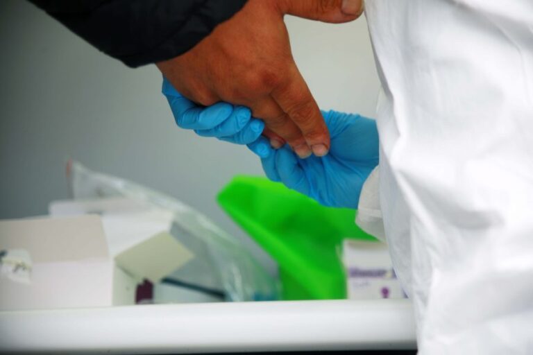 Farmacia realiza pack de exámenes rápidos gratuitos: Revisa dónde