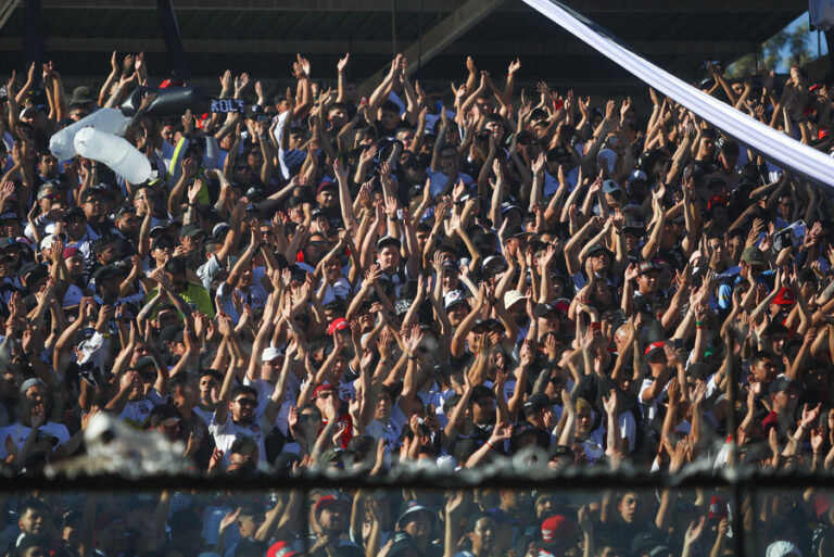 Fútbol chileno no escapa a la inflación: Hinchas cuestionan fuerte alza en el precio de las entradas al estadio