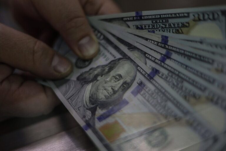 Dólar bajó a $800: ¿A qué se debe?