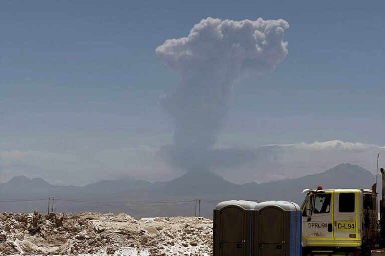 Amplían perímetro de seguridad en cercanías de volcán Láscar: Elevan alerta técnica a Naranja