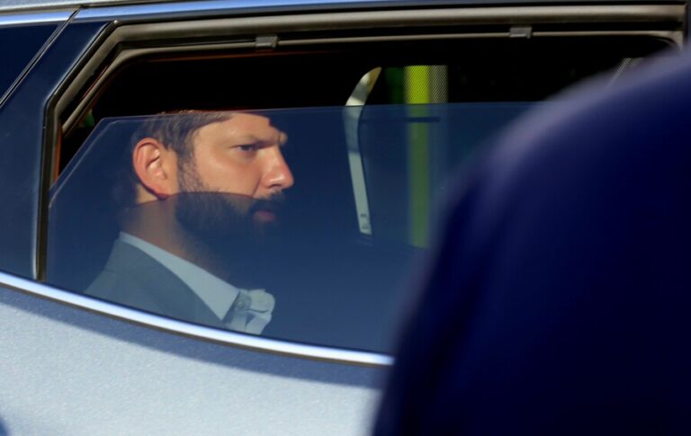 Parlamentarios evalúan acusación constitucional en contra del presidente Gabriel Boric por los indultos