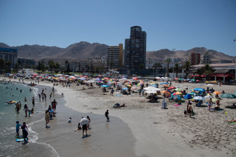 Antofagasta comenzó fiscalización y multas por uso de parlantes en las playas de la comuna