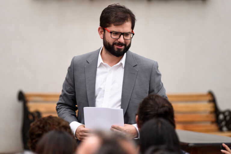 Cadem: Aprobación al presidente Boric subió un punto y nivel de confianza alcanzó el 31%